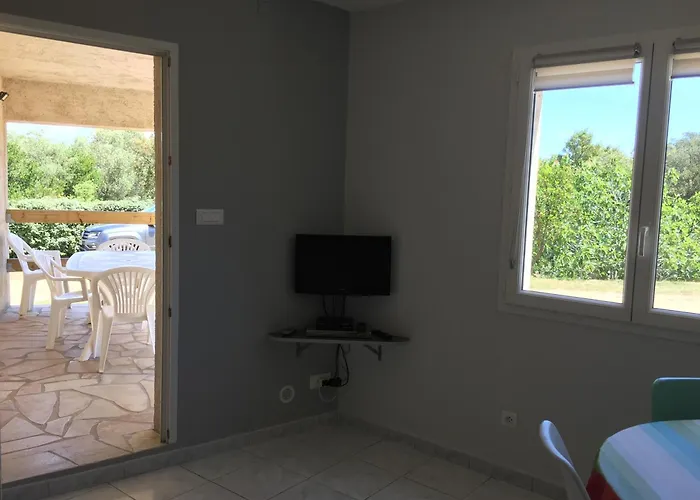 Apartment Rez De Jardin D'une *